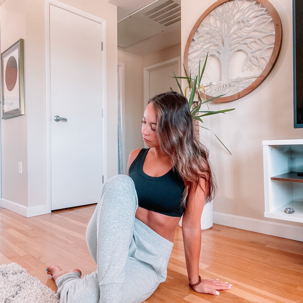 Alo Yoga Unwind Sweatpants in Dove Gray Heather